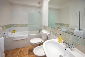 Un baño con inodoro, lavabo y bañera. en Luxury Pool Apartment at Villa Seburga, en Saint-Paul-de-Vence 15 fotos más