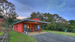 Cabaña roja pequeña con techo rojo en Dii Elduu - Norfolk Island Holiday Homes en Burnt Pine