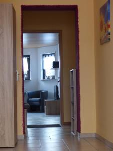 un pasillo con una puerta que da a una sala de estar en Anja's Ferienwohnung Alken, en Alken