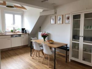 Kuchyň nebo kuchyňský kout v ubytování Schöne Altbauwohnung mit großer Dachterrasse für bis zu 8 Personen