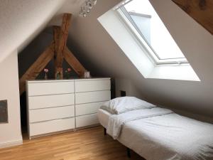 Postel nebo postele na pokoji v ubytování Schöne Altbauwohnung mit großer Dachterrasse für bis zu 8 Personen