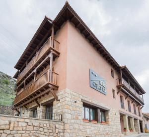 Un edificio con un cartel en el costado. en Hotel Atiana, en Albarracín