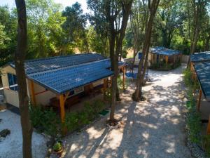 Mobile home - Kamp Olga في بنجول: إطلالة علوية على منزل ذو سقف أزرق