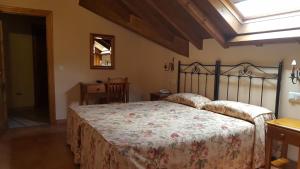 1 dormitorio con 1 cama grande en una habitación en Hotel Naranjo De Bulnes, en Arenas de Cabrales