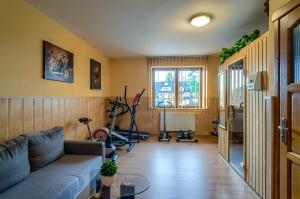 salon z kanapą i siłownią w obiekcie Dom Wypoczynkowy Stokrotka w mieście Białka Tatrzanska