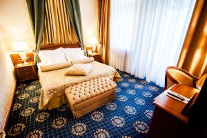 Habitación de hotel con cama y silla en Oreanda Premier Hotel, en Yalta