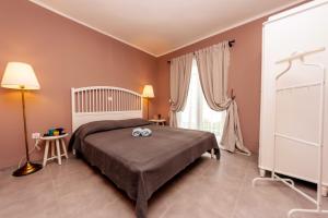 - une chambre avec un grand lit et une fenêtre dans l'établissement 24 Punta, à Sukošan