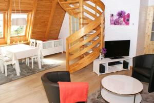 ダンプにあるZeltdachhaus mit moderner Ausstattungのリビングルーム(テーブル、テレビ付)