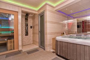 Koupelna v ubytování Wellness & Spa Hotel ACD Annex