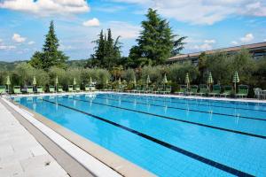Bazén v ubytování Park Hotel Oasi nebo v jeho okolí
