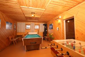 Biliardový stôl v ubytovaní Hotel-Café Perner