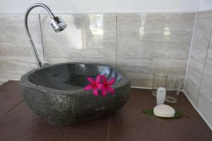 Papak的住宿－Sunset Springs Beach Retreat，浴缸内装有粉红色花