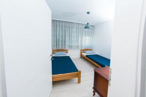 Kleines Zimmer mit 2 Betten und einem Schreibtisch. in der Unterkunft Apartment Ella in Čapljina