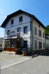 ein großes weißes Gebäude mit einem Laden auf einer Straße in der Unterkunft Travellers' Haven in Bled