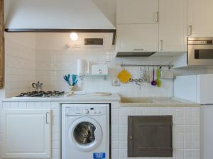 una cucina bianca con lavatrice di Proconsolo Apartment a Firenze