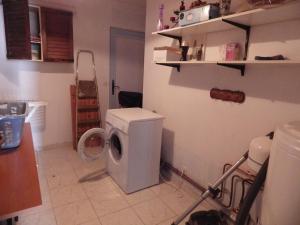 FreneuseにあるGite 32 rue du huit maiのキッチン(洗濯機付) +11枚の写真