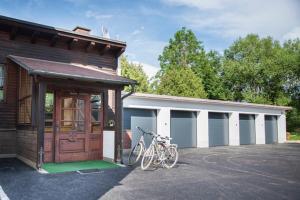 un par de bicicletas estacionadas fuera de un edificio en Gasthaus zur Waldschenke, en Zeltweg