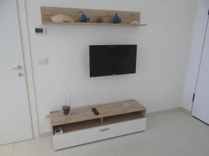 Televízia a/alebo spoločenská miestnosť v ubytovaní Relax al mare