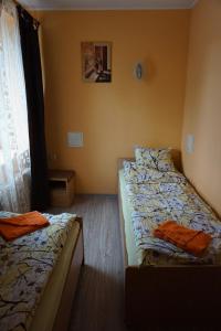 Uma cama ou camas num quarto em Guesthouse Bērzi