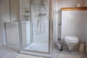A bathroom at Gasthof Dorfschenke