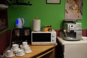 Fasilitas pembuat kopi dan teh di Guesthouse Bērzi