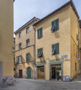een gebouw met ramen en een fiets die ervoor geparkeerd staat bij Le Camere di Caterina in Lucca