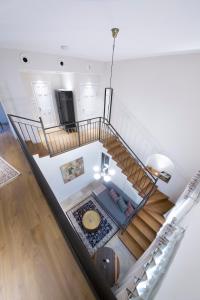 uma vista superior de uma sala de estar com uma escada em espiral em Mamilla Design Apartments em Jerusalém