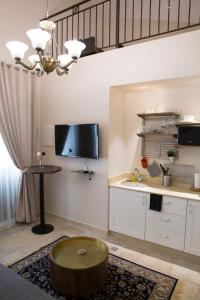 Кухня или мини-кухня в Mamilla Design Apartments
