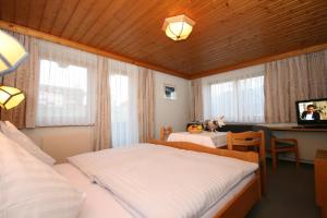 Postel nebo postele na pokoji v ubytování Hotel-Café Perner