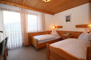 Postel nebo postele na pokoji v ubytování Hotel-Café Perner