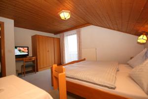Postel nebo postele na pokoji v ubytování Hotel-Café Perner