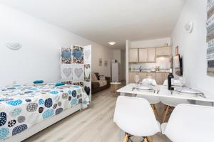 ein kleines Schlafzimmer mit einem Bett und einer Küche in der Unterkunft Studio Atlantic View II in Icod de los Vinos