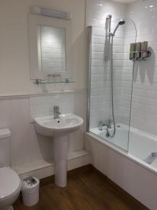 Kylpyhuone majoituspaikassa The London Inn