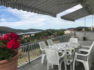 Ein Balkon oder eine Terrasse in der Unterkunft Sunset apartment