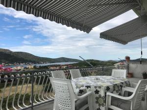 Ein Balkon oder eine Terrasse in der Unterkunft Sunset apartment