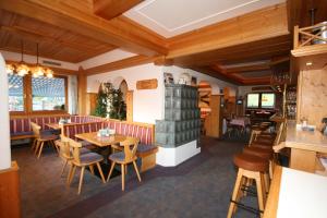 Reštaurácia alebo iné gastronomické zariadenie v ubytovaní Hotel-Café Perner