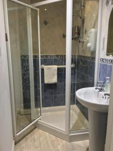Kylpyhuone majoituspaikassa The London Inn