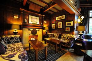 A seating area at Savoy Park Hotel 