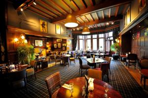 A restaurant or other place to eat at Savoy Park Hotel 