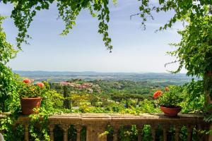 - une vue depuis le balcon d'une maison fleurie dans l'établissement Albergo Il Marzocco, à Montepulciano