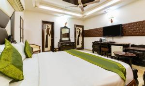 Un dormitorio con una cama grande y un escritorio. en Hotel Baljeet Lodge, en Nueva Delhi 29 fotos más
