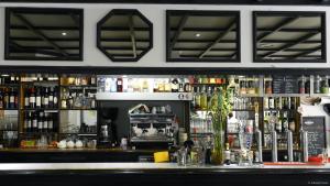 um bar com muitas garrafas de álcool em Hôtel Brasserie du Parc em Albi