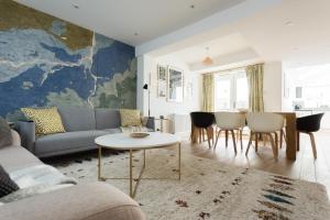 uma sala de estar com um sofá e uma mesa em The Old Tailor House - Charming 4BDR Home em Oxford