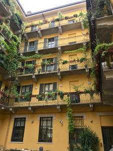 un condominio con balconi e piante di Sarpi Apartment a Milano