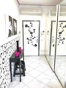 una stanza con tavolo e parete con fiori di Sarpi Apartment a Milano