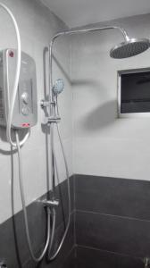 La salle de bains est pourvue d'une douche avec un pommeau de douche. dans l'établissement Langkawi Primrose Seaview, à Tanjung Rhu