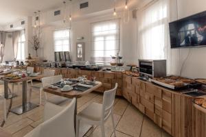 فندق بوتيك هارموني في مدينة ميكونوس: مطبخ كبير بطاولات وكراسي وبوفيه