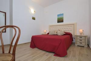 una camera con un letto con una coperta rossa di Nicola e Magda a Ravello