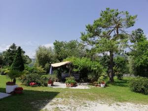 A garden outside B&B Antica Fonte del Latte