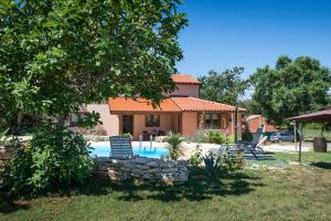 a house with a swimming pool in the yard at Beautiful villa Palera with private pool near Pula in Ližnjan